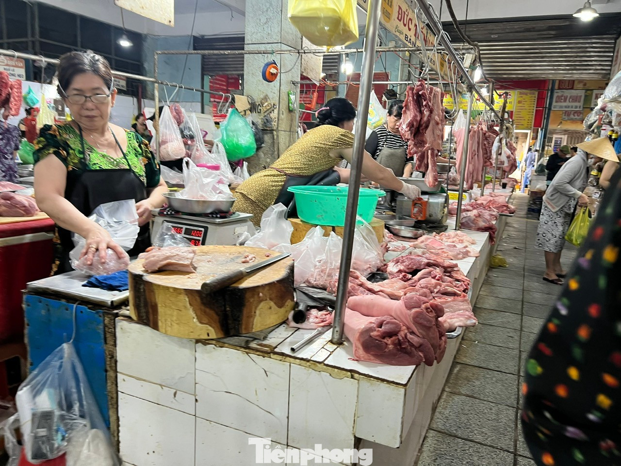 Thịt heo lại tăng giá dịp cận Tết, sức mua ở chợ giảm sâu. tp-cho-uyen-phuong-18.jpg