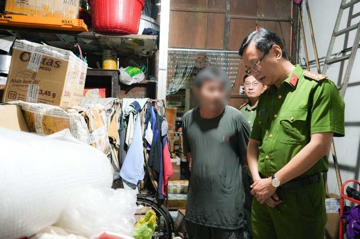 Khám xét khẩn cấp 3 địa điểm liên quan đến vợ chồng Giám đốc SN 1973, thu giữ hơn 130 lít nước hoa Chanel, Dior