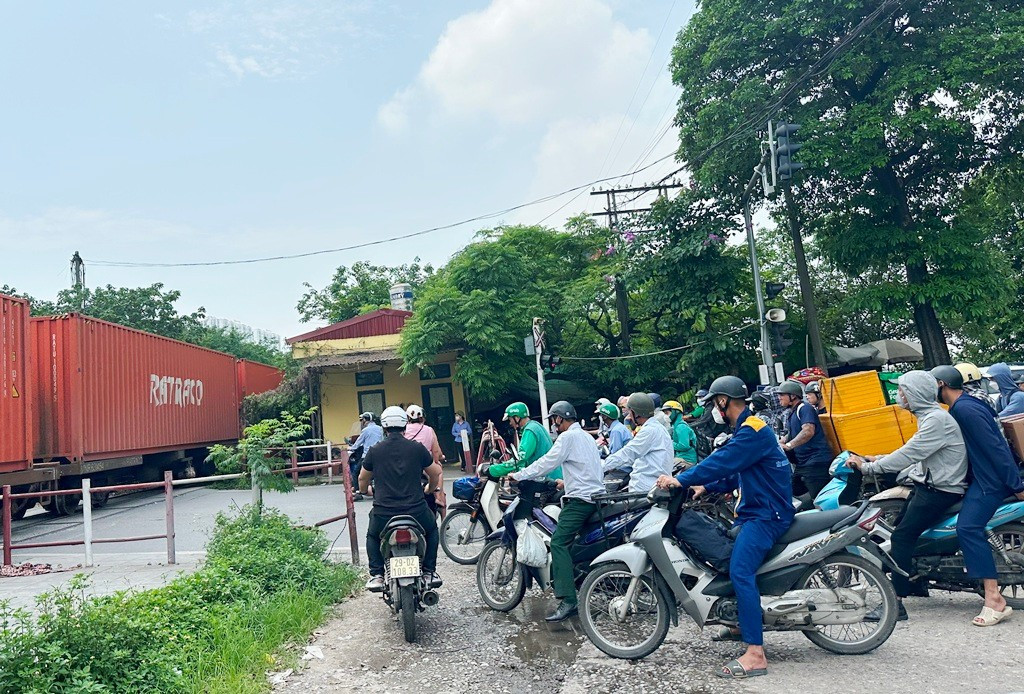 Lượng xe đông và tàu hỏa chạy thường xuyên đang khiến giao Nguyễn Hữu Thọ - Giải Phóng thường xuyên ùn tắc giao thông. img-3795.jpg