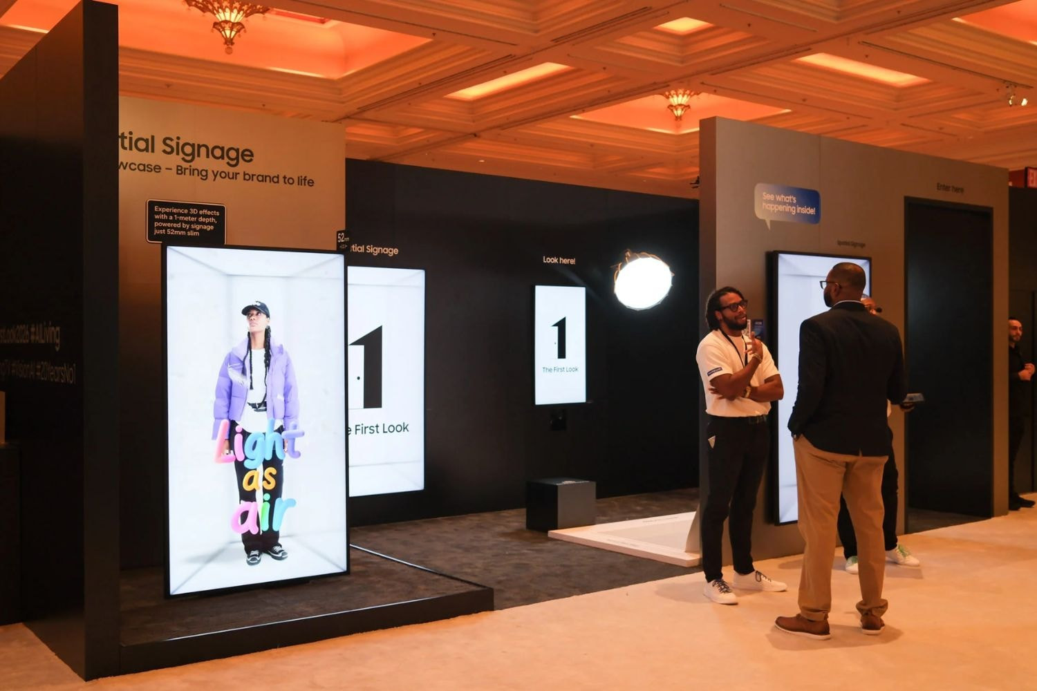 man-3d-samsung-spatial-signage.jpg