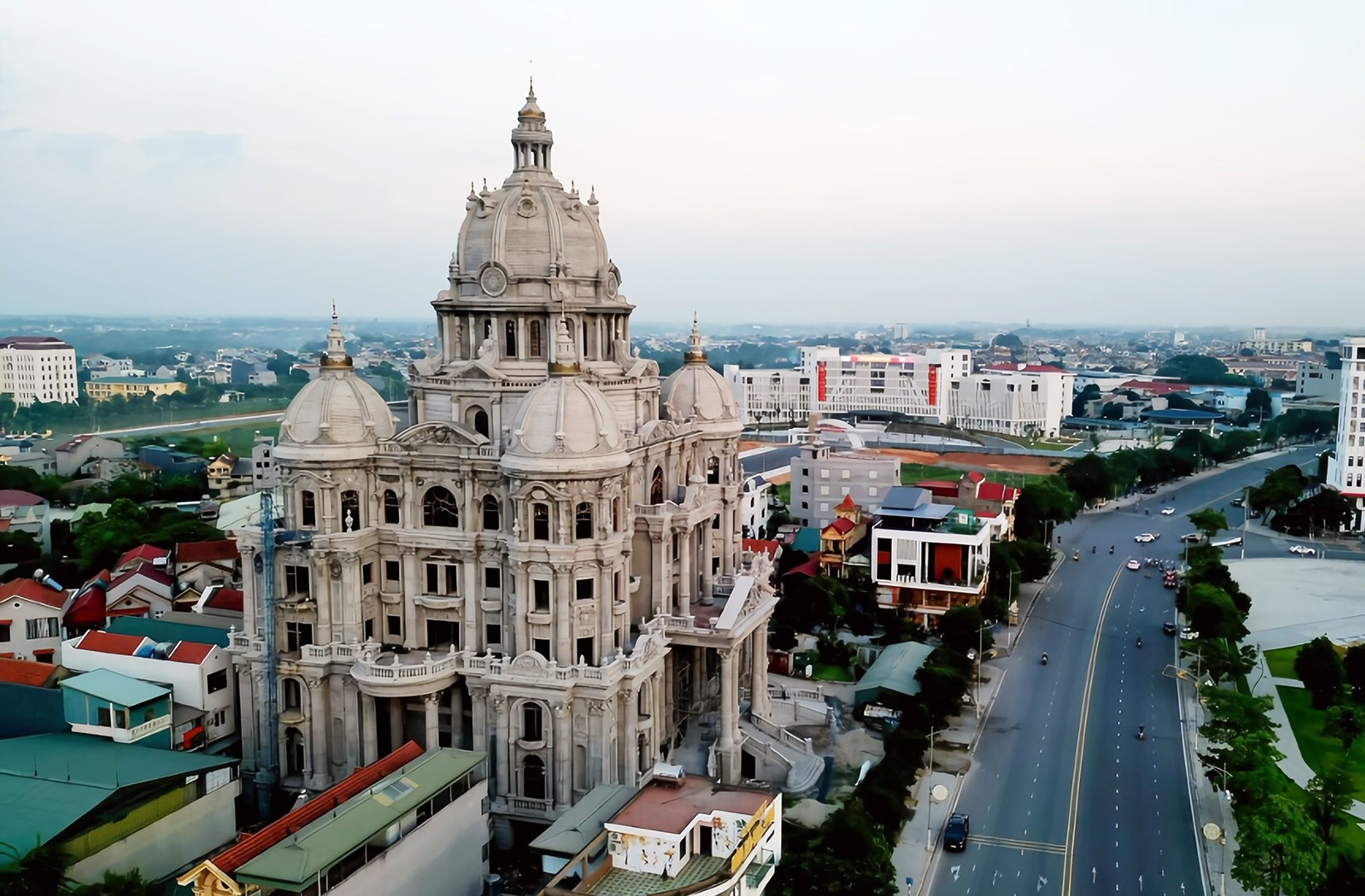 Lâu đài nghìn tỷ của đại gia xăng dầu Phú Thọ: Diện tích sàn 18.000m2, đã thành hình đồ sộ sau gần 10 năm xây dựng- Ảnh 1. Lâu đài nghìn tỷ của đại gia xăng dầu Phú Thọ: Diện tích sàn 18.000m2, đã thành hình đồ sộ sau gần 10 năm xây dựng- Ảnh 1.