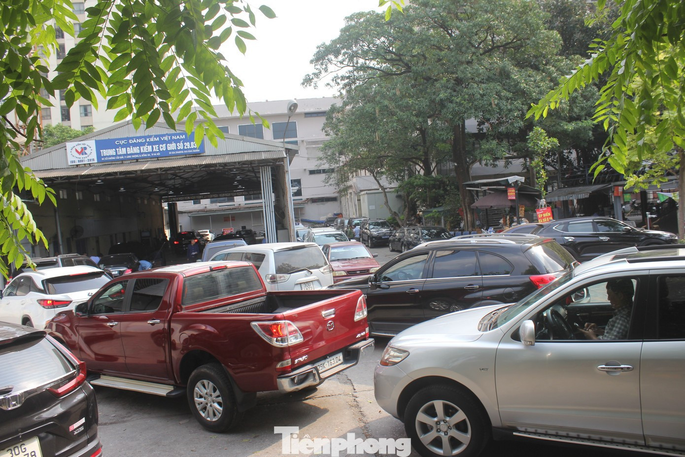 Việc bỏ tem thu phí đường bộ dán trên kính ô tô không đồng nghĩa với việc dừng thu phí, chủ xe vẫn phải nộp khoản phí này khi đi đăng kiểm. Ảnh: Lộc Liên. chu-xe-can-luu-y-gi-khi-di-dang-kiem-3.jpg