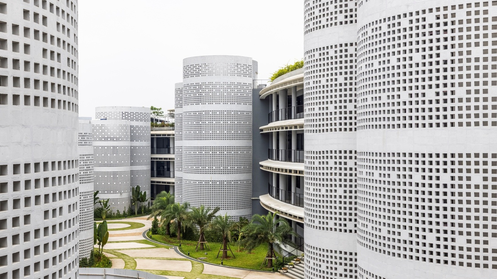 Việt Nam có Làng Vô Cực sở hữu kiến trúc thấp tầng độc đáo, tọa lạc tại ‘Thung lũng Silicon’ miền Bắc- Ảnh 2. Việt Nam có Làng Vô Cực sở hữu kiến trúc thấp tầng độc đáo, tọa lạc tại ‘Thung lũng Silicon’ miền Bắc- Ảnh 2.