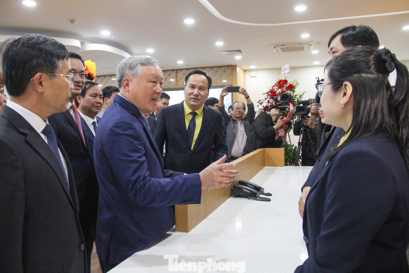 Phó Thủ tướng Nguyễn Hòa Bình tham quan trụ sở Trung tâm Tài chính quốc tế tại TP. Đà Nẵng. tp-khai-truong-trung-tam-tai-chinh-4.jpg
