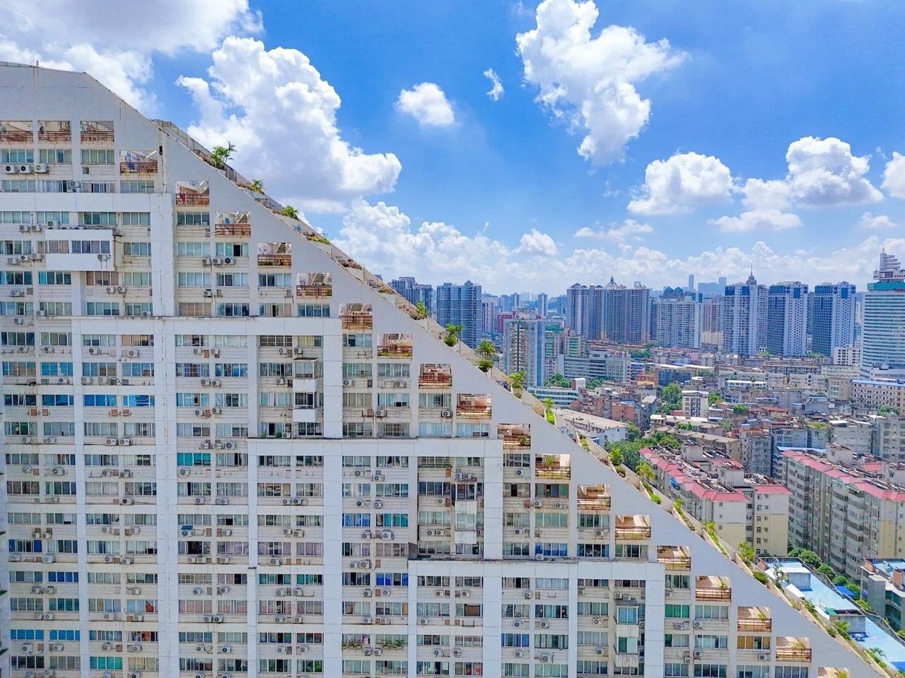 Tòa chung cư có một không hai trên thế giới, kiến trúc 'ruộng bậc thang' lạ lẫm giữa lòng đô thị- Ảnh 1. Tòa chung cư có một không hai trên thế giới, kiến trúc 'ruộng bậc thang' lạ lẫm giữa lòng đô thị- Ảnh 1.