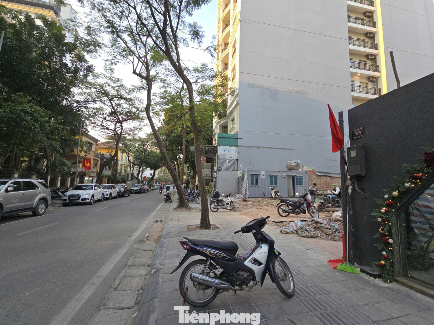 Đáng chú ý, đây là biệt thự nằm trong danh mục nhà biệt thự cũ được xây dựng từ trước năm 1954 trên địa bàn thành phố Hà Nội, thuộc danh mục biệt thự nhóm 3. tp-7411925635440-b2c445ef7983e1ba7f5d3a4243a41474.jpg