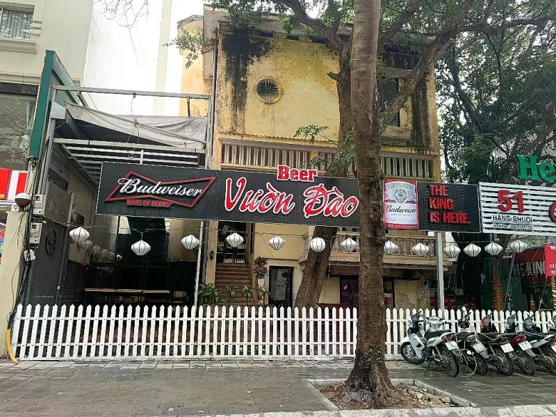 Ngay trước khi bị phá dỡ, đây là biệt thự rất đẹp, cổ kính, tuy nhiên nhiều năm bị cho thuê làm nhà hàng. Việc sửa chữa, sử dụng vào mục đích kinh doanh khiến căn biệt thự bị xuống cấp, hư hỏng. biet2.jpg