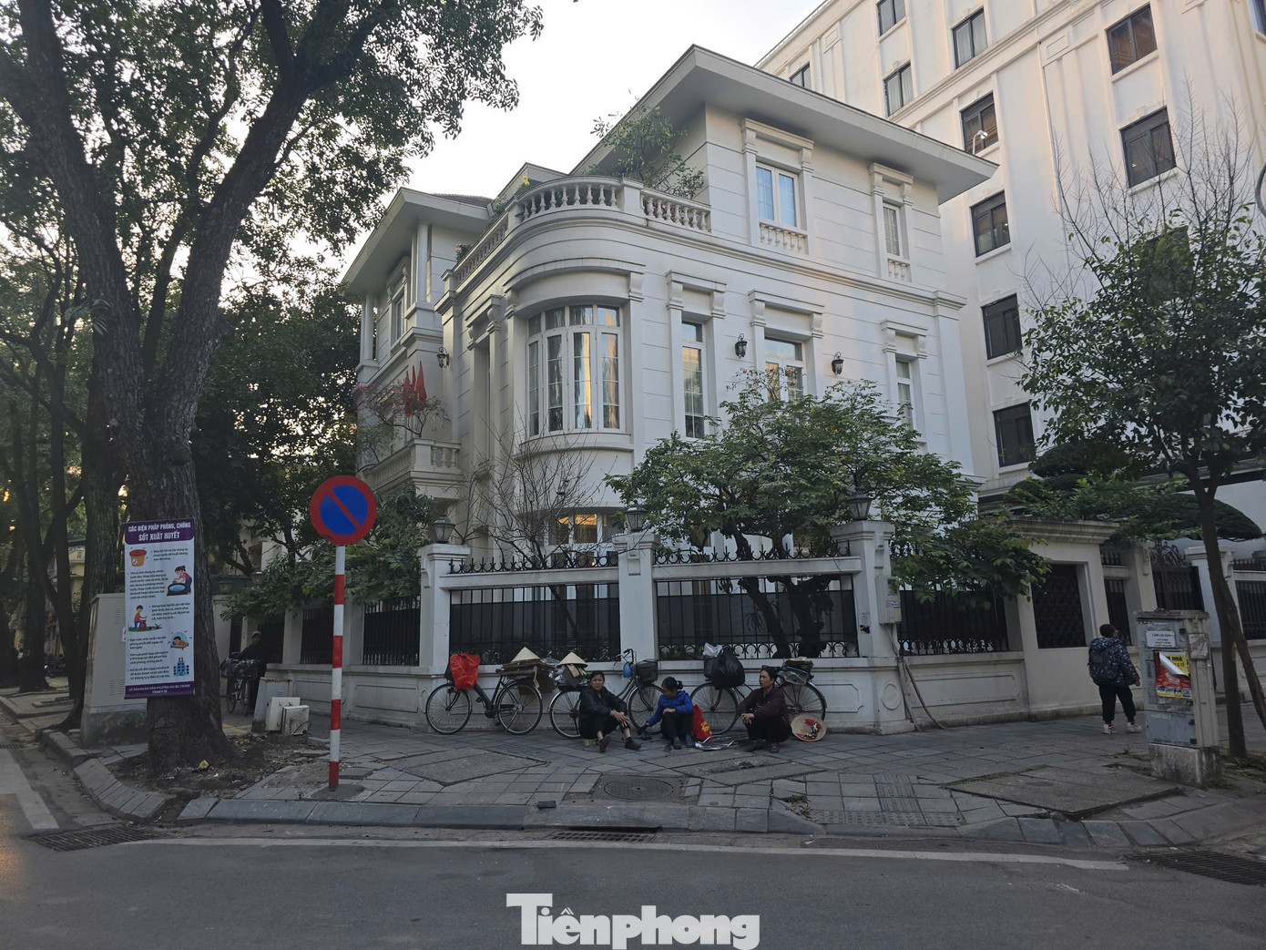 Một biệt thự hiếm hoi trên phố Hàng Chuối được chỉnh trang. Theo <a style='text-decoration: none;' href='/KTS'>KTS</a> Nguyễn Anh Tuấn (Cty ATH Homes), việc bảo tồn biệt thự cổ chỉ thành công khi biến được chính giá trị cổ kính đó thành giá trị kinh tế. Nếu không, việc “xóa sổ” các biệt thự cũ chỉ là vấn đề thời gian. tp-7411925625421-3cb160d879ea3ea870d23226eab2146f.jpg