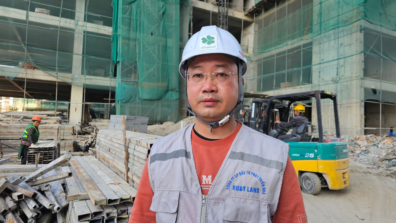 Ông Lê Hải Hưng, Chỉ huy trưởng tổng thầu của doanh nghiệp đang triển khai 3 dự án nhà ở trên địa bàn quận Long Biên cũ. Ảnh: Phan Thiên anh1-ong-le-hai-hung-chi-huy-truong-tong-thau-cua-doanh-nghiep-dang-trien-khai-3-du-an-nha-o-tren-dia-ban-quan-long-bien-cu-anh-phan-thien.jpg