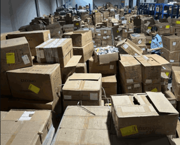 Khám xét công ty của Giám đốc Lý Hồng Thương, tịch thu 233.140 sản phẩm là kem chống nắng, phấn, son môi....trị giá hơn 10,1 tỷ đồng