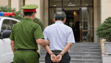 Khởi tố, cấm đi khỏi nơi cú trú đối với cán bộ địa chính sinh năm 1979