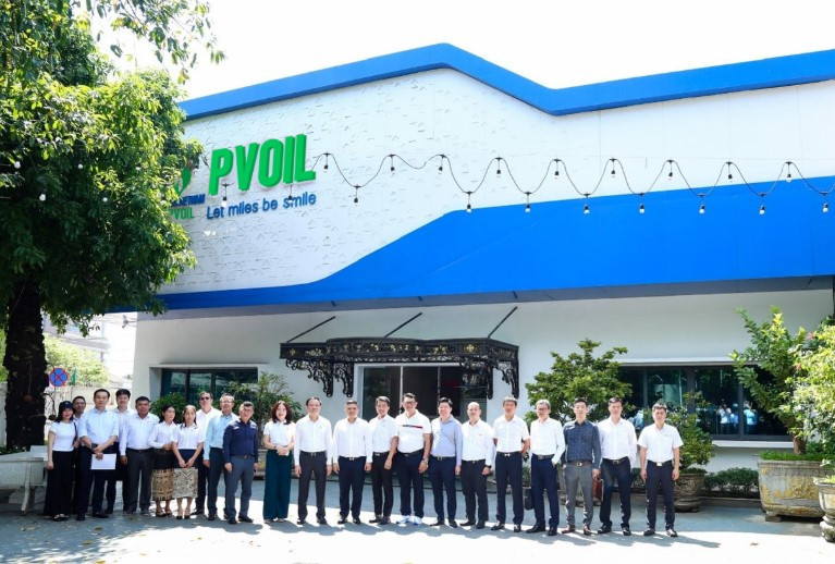 Đoàn công tác cùng cán bộ, nhân viên PVOIL Lào