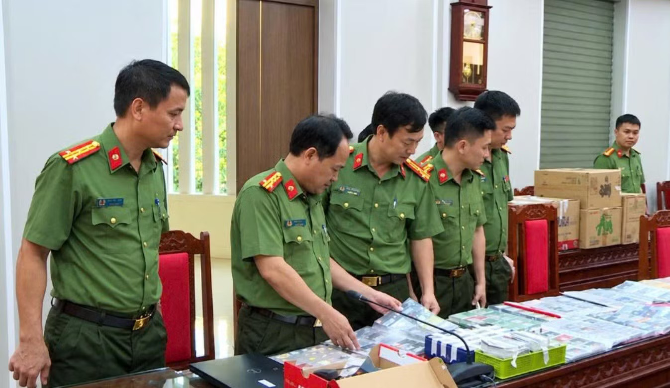 Công an Thanh Hóa đang mở rộng, làm rõ vụ việc. Triệu tập 30 người trong đường dây trốn thuế, giao dịch 15.000 tỷ đồng qua máy <a style='text-decoration: none;' href='/POS'>POS</a> - Ảnh 1.