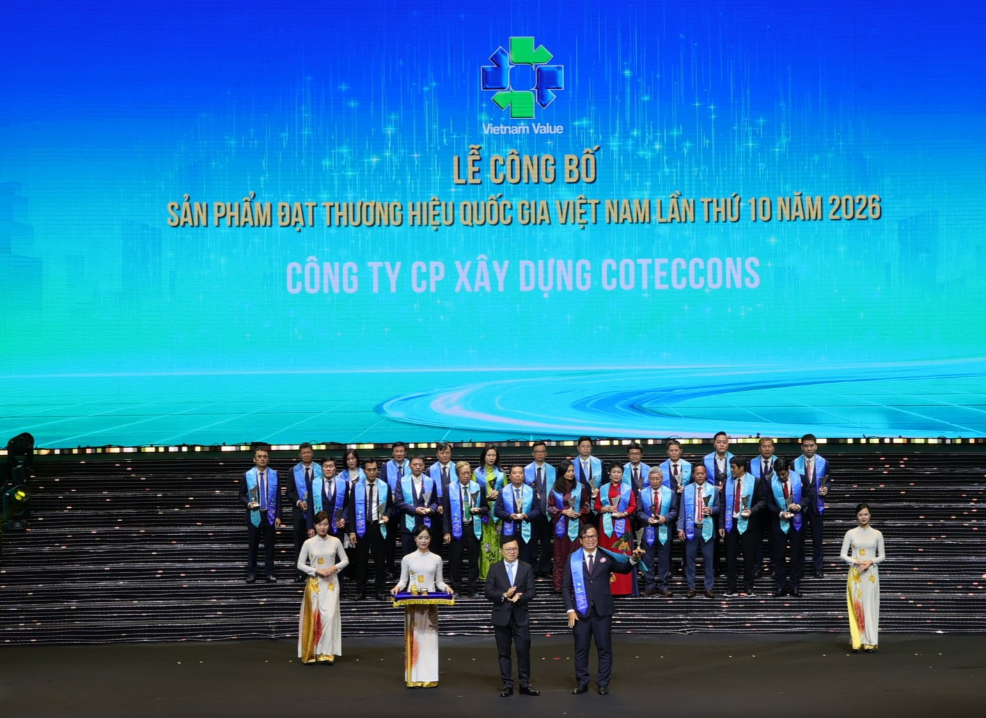 Ông Võ Hoàng Lâm, Thành viên Hội đồng quản trị, Tổng Giám đốc BU1, đại diện Coteccons nhận giải Thương hiệu quốc gia Việt Nam 2026-1