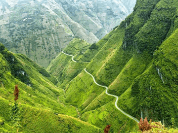 Cung đèo dài 20km hiểm trở bậc nhất Việt Nam được đề xuất làm cáp treo, từng huy động hơn 1.300 thanh niên khoét núi, mở đường