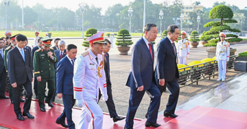 Lãnh đạo Đảng, Nhà nước và đại biểu Quốc hội viếng Chủ tịch Hồ Chí Minh trước Kỳ họp thứ 2
