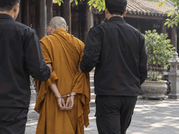 Bắt giữ nhà sư 17 tuổi với cáo buộc quấy rối tình dục nữ du khách tại căn phòng có nhiều tượng Phật lớn