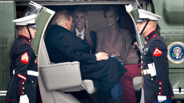 Hình ảnh ông Trump ngồi chung chuyên cơ với 2 mỹ nhân gây sốt cộng đồng mạng