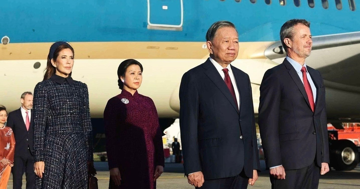 Nhà vua và Hoàng hậu Đan Mạch đón Tổng Bí thư, Chủ tịch nước và Phu nhân tại sân bay