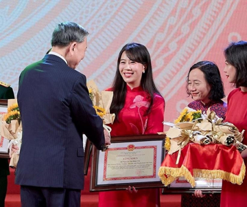 Nữ BTV nổi tiếng VTV có 20 năm gắn bó với nhà đài: Từng đỗ thủ khoa đại học, là con gái của Đại tá, Anh hùng Lực lượng vũ trang Nhân dân
