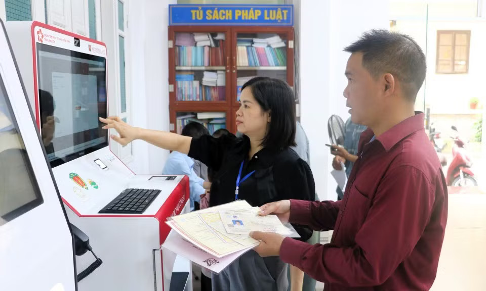 Công chức làm việc tại cấp xã, phường trên địa bàn tỉnh Lạng Sơn. Lạng Sơn tuyển dụng 79 công chức cho chính quyền hai cấp - Ảnh 1.