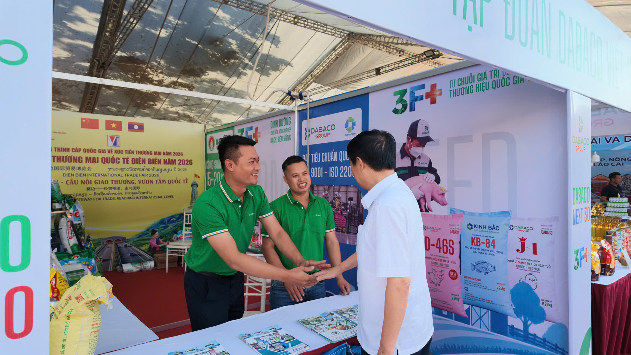 Ông Nguyễn Khắc Thảo trực tiếp khảo sát gian hàng Dabaco tại Hội chợ Thương mại Quốc tế Điện Biên 2026