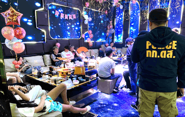 Đột kích quán karaoke ở Bangkok, bắt giữ 13 người Việt Nam dính nghi án mua bán ma túy