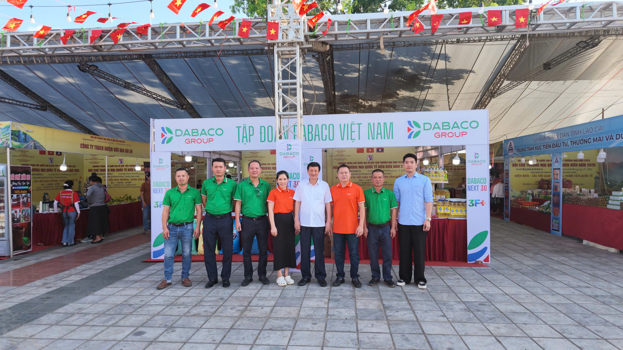Ông Nguyễn Khắc Thảo trực tiếp khảo sát gian hàng Dabaco tại Hội chợ Thương mại Quốc tế Điện Biên 2026