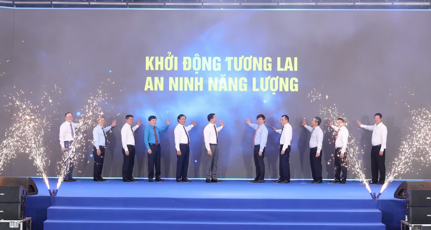 Các đại biểu làm lễ khởi công dự án. EVN xây nhà máy điện khí LNG hơn 40.000 tỷ, công nghệ mới nhất của Mỹ - Ảnh 2.