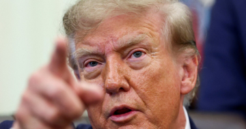 Chi phí sinh hoạt, vấn đề nhập cư phủ bóng bầu cử Mỹ giữa lúc Tổng thống Trump mất điểm