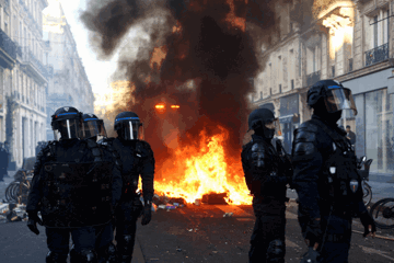 Pháp ban hành lệnh giới nghiêm, Tổng thống Macron bị chỉ trích vì ra nước ngoài giữa lúc bạo loạn