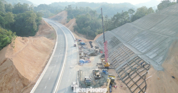Rốt ráo thi công các hạng mục cuối trên cao tốc Hữu Nghị - Chi Lăng