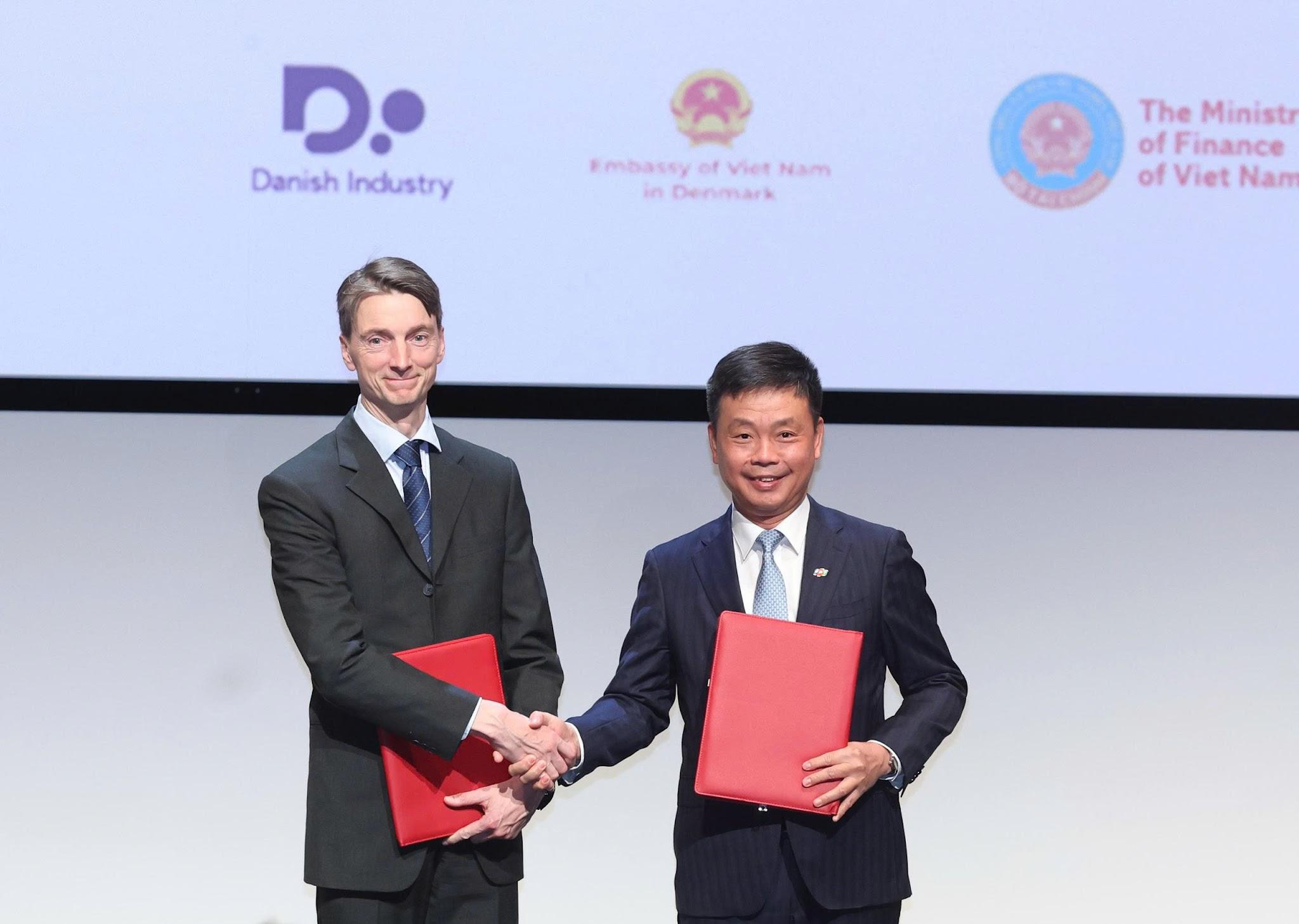 Ảnh 2_ Giáo sư Joachim Mathiesen, Viện trưởng Viện Niels Bohr thuộc Đại học Copenhagen và ông Phạm Minh Tuấn, Phó Tổng Giám đốc Tập đoàn <a style='text-decoration: none;' href='/FPT'>FPT</a> kiêm Tổng Giám đốc <a style='text-decoration: none;' href='/FPT'>FPT</a> Software trao biên bản ghi nhớ. Nguồn_ TTXVN