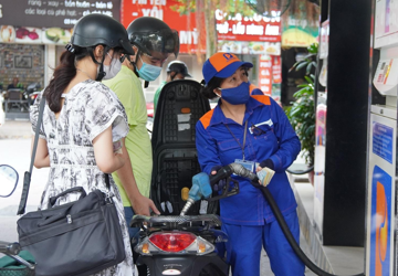Giá xăng Việt Nam rẻ hơn Thái Lan, Lào, nhưng mỗi ngày người Việt vẫn mất gần 8% thu nhập cho 1 lít