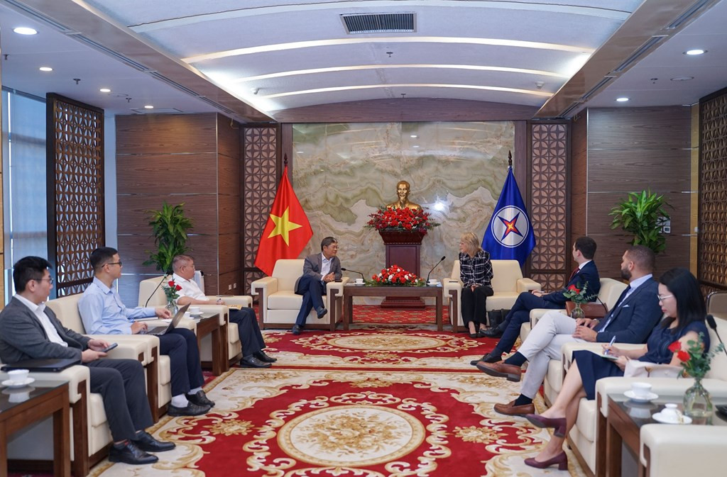 pho-tong-giam-doc-evn-nguyen-tai-anh-chu-tri-buoi-lam-viec-1-20261022154224.jpg