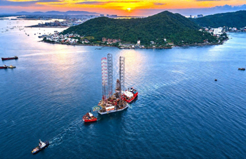 'Cỗ máy' có thể khoan sâu 10.700m của PV Drilling (PVD) được kéo thành công về Việt Nam sau hải trình 11.600km