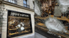 Bạo loạn rung chuyển Paris: Đám đông dùng rào sắt đập phá Louis Vuitton, bất lực trước một thứ không ngờ