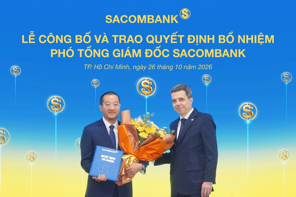 Ông Nguyễn Xuân Ái Quốc nhận quyết định bổ nhiệm (Ảnh: SACOMBANK)