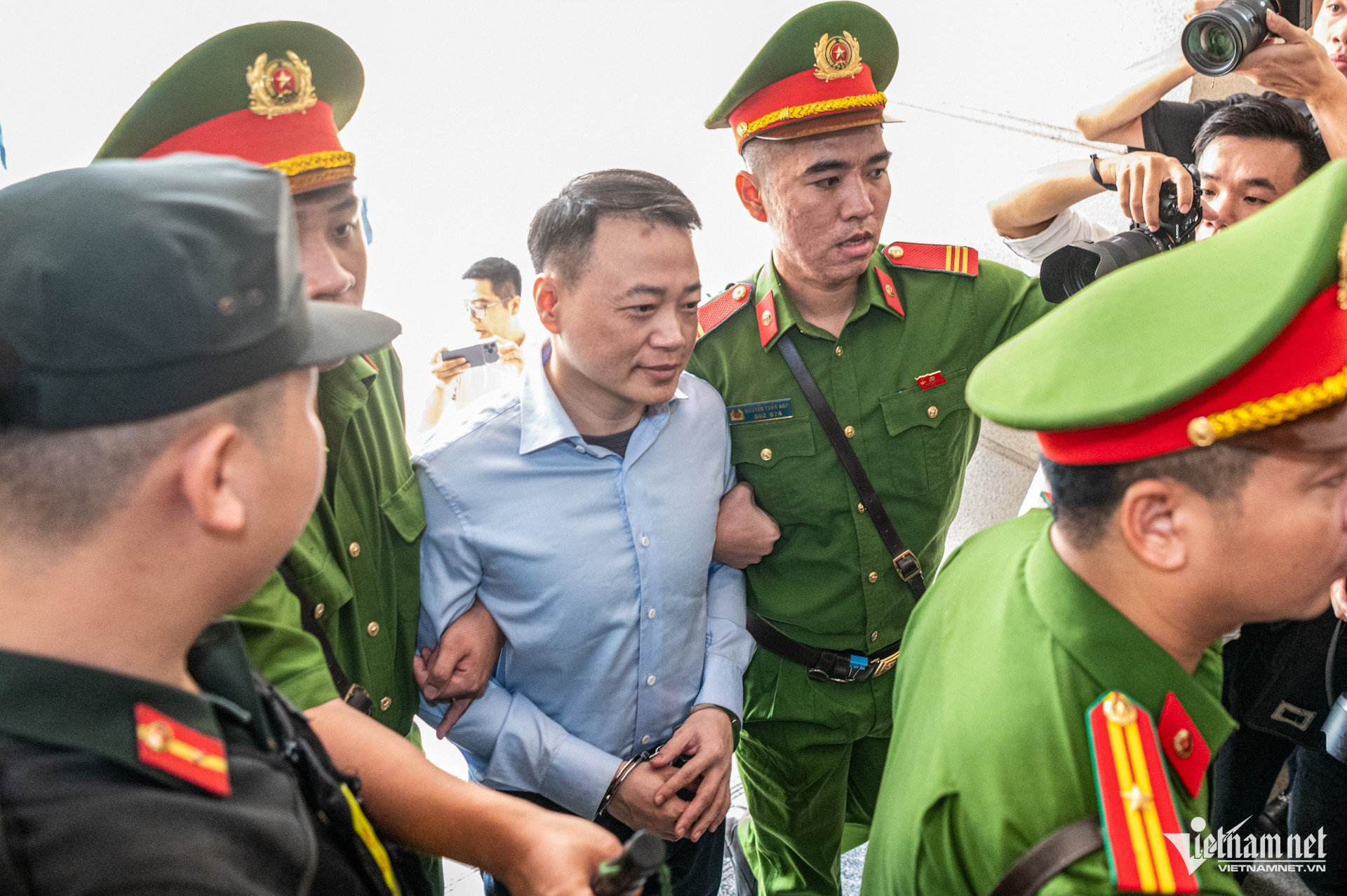 hinh-anh-shark-binh-xuat-hien-tai-toa-e1dcfc3af31f4849b0bfe0997c21de57-272.jpg