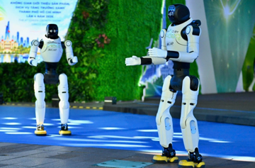 Một doanh nghiệp Việt Nam đặt mua 1.000 robot Trung Quốc, đưa vào làm việc tại khách sạn, trung tâm thương mại