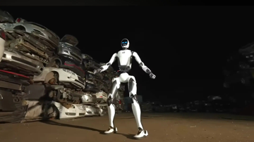 Robot hình người nâng ô tô giải cứu người mắc kẹt, tước dao của kẻ tấn công