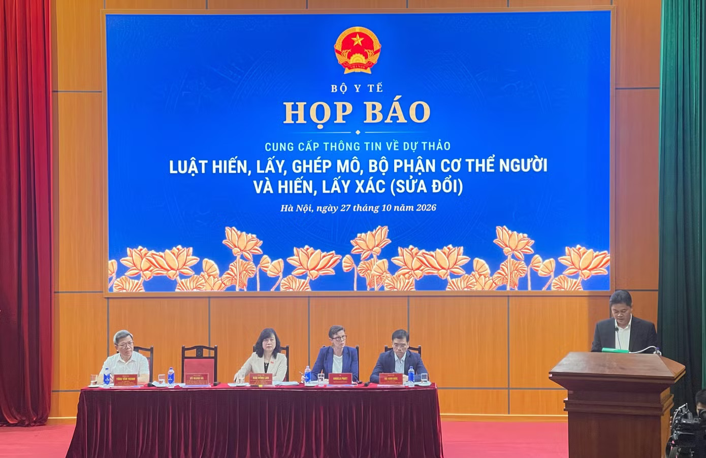 Bộ trưởng Bộ Y tế chủ trì họp báo chiều 27/10. Bộ Y tế: Cấm lấy bộ phận cơ thể người dưới 18 tuổi khi còn sống - Ảnh 1.