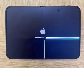 iPhone gập đầu tiên của Apple nứt màn hình sau vài giờ sử dụng