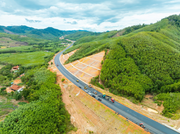 Trực tiếp kiểm tra tuyến cao tốc kết nối rừng - biển đầu tiên của Việt Nam, Chủ tịch Đèo Cả ra chỉ đạo nóng