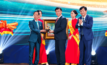 Đại gia Vũ Văn Tiền mang 30 tỷ đồng, ô tô điện, chim mạ vàng… về tặng trường cũ