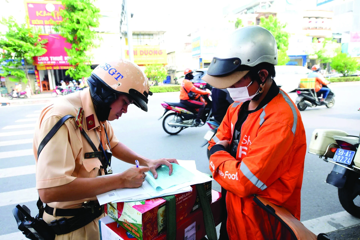 Người điều khiển xe máy có thể bị phạt tới 14 triệu đồng, trừ 10 điểm GPLX nếu quên thực hiện thao tác này trước khi khởi hành