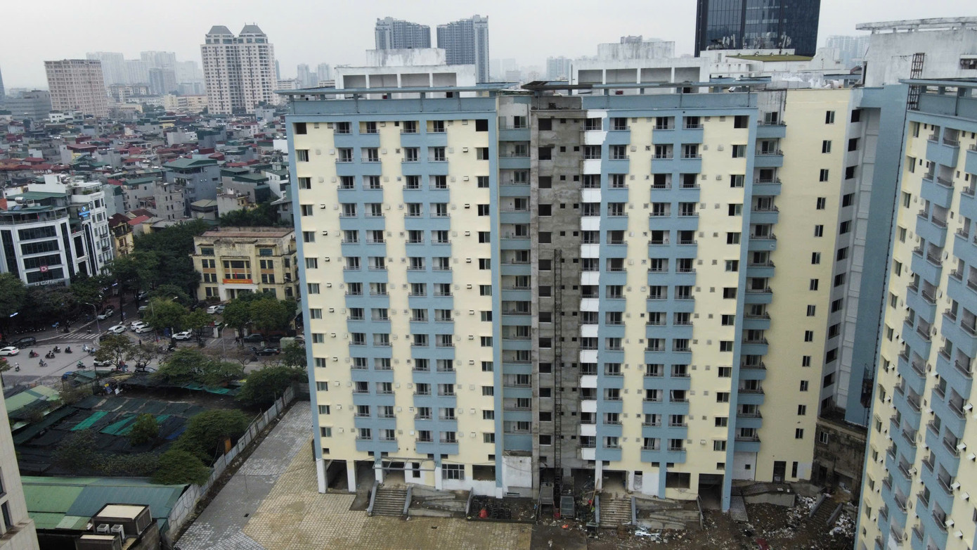 Bên trong tòa nhà, các hạng mục hoàn thiện nội thất, hệ thống điện nước, phòng cháy chữa cháy đang được triển khai hoàn thiện. z7518453010569-165a2f105f403ce155755cb3769766dc.jpg