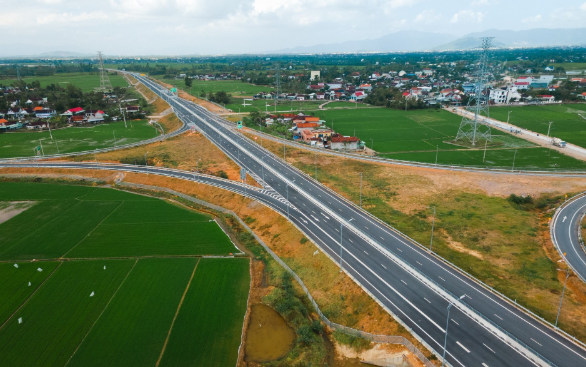 Chỉ vài giờ nữa, chính thức thông xe cao tốc 12.400 tỷ mà Tập đoàn Sơn Hải muốn cắm biển bảo hành 10 năm- Ảnh 1. Chỉ vài giờ nữa, chính thức thông xe cao tốc 12.400 tỷ mà Tập đoàn Sơn Hải muốn cắm biển bảo hành 10 năm- Ảnh 1.