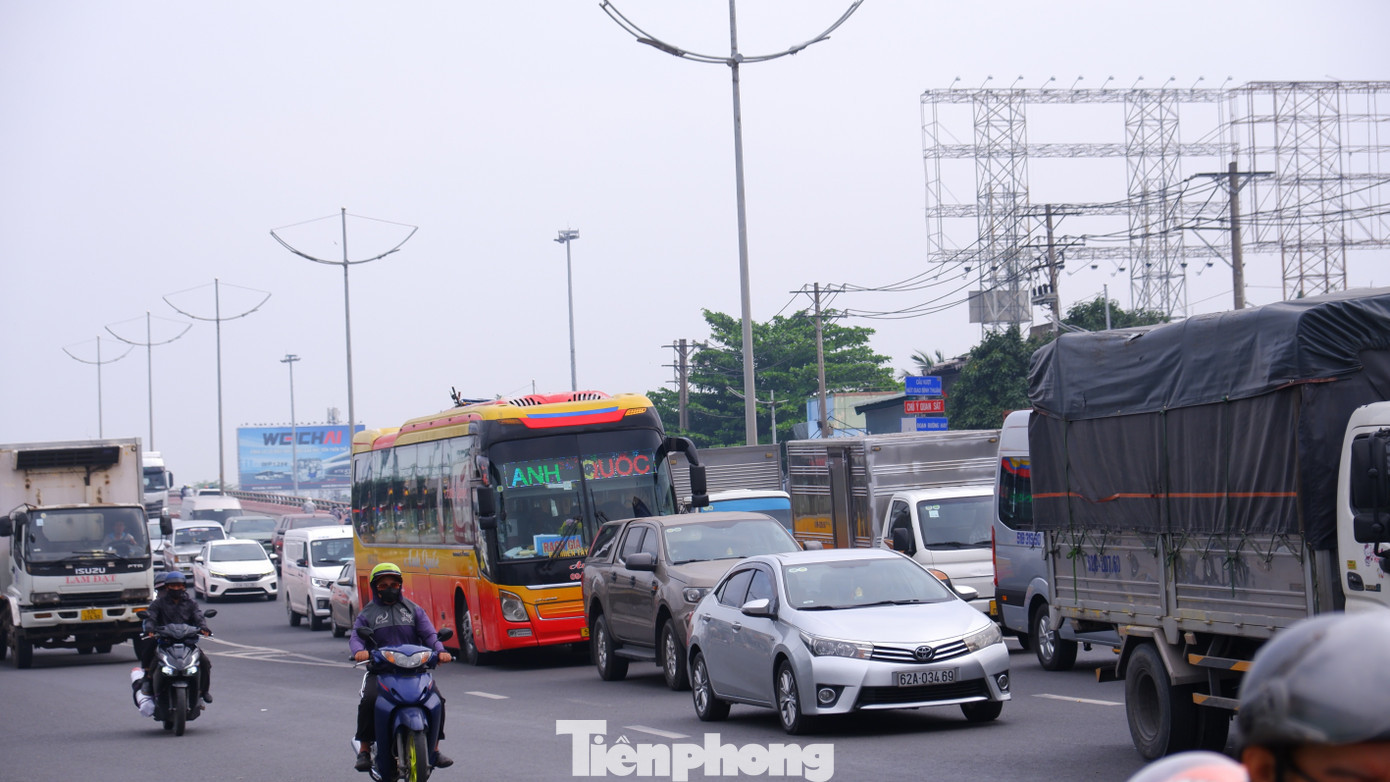 Dòng phương tiện nối đuôi di chuyển chậm qua cầu vượt nút giao Bình Thuận. tp-binh-thuan-ng1.jpg
