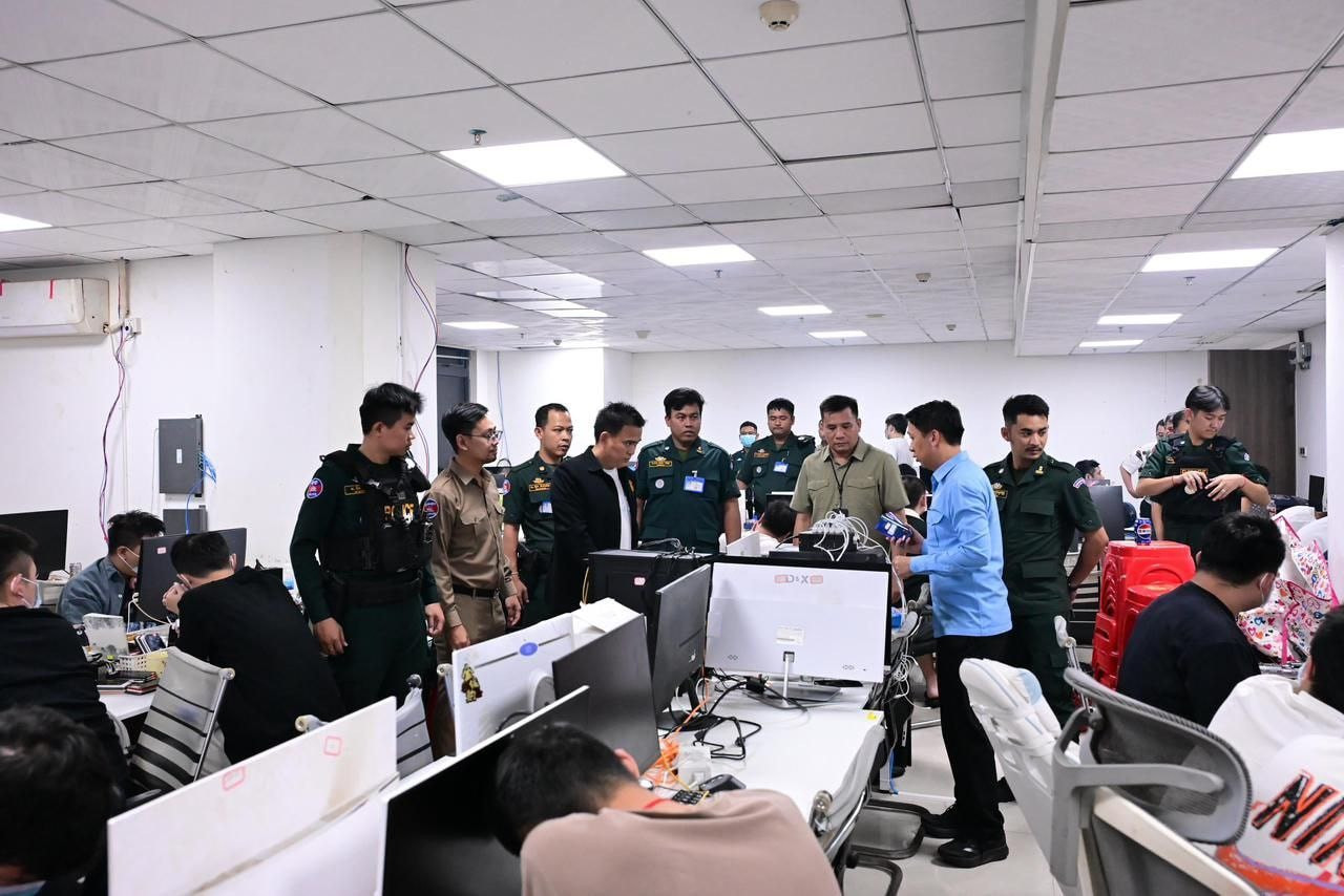 Gần 1.000 nghi phạm đã bị bắt giữ trong một chiến dịch trấn áp tội phạm gian lận công nghệ tại một sòng bạc ở tỉnh Preah Sihanouk. Ảnh: Khmer Times.